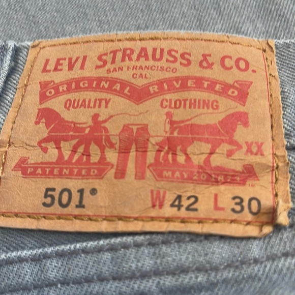 Up for sale are a pair of grey Levi’s jeans 501 W42 L 30 - Picture 1 of 3